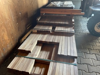 Ca. 150x Guyana Teak Palen Geschaafd, 45x45mm, lengte 16/185cm, 15/215
